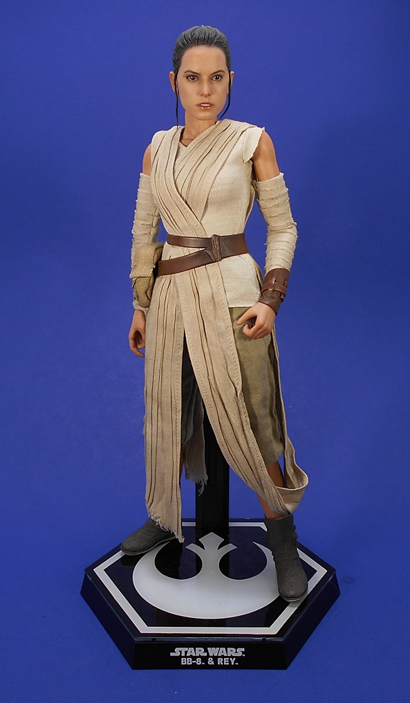Star Wars “The Force Awakens:” Rey and BB 1:6 Scale Figure by